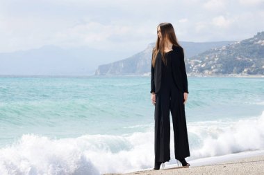 moda kıyafeti denizin kenarında güzel kız