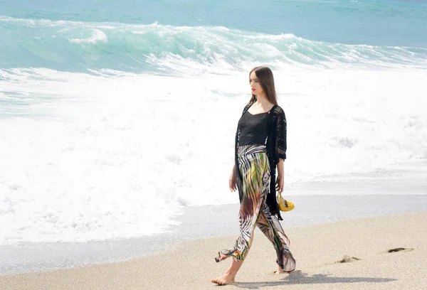 Piękna dziewczyna w stroju moda nad morzem — Zdjęcie stockowe