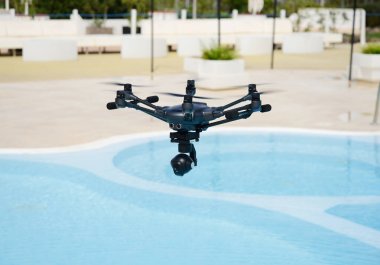 Yüzme Havuzu üzerinde uçan uçak