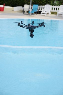 Yüzme Havuzu üzerinde uçan uçak