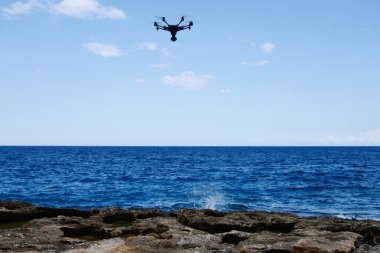 Deniz üzerine hovering dron