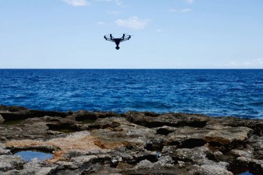 Deniz üzerine hovering dron