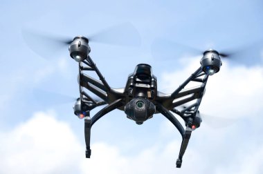 gökyüzü ve bulutlar arka plan üzerinde robot