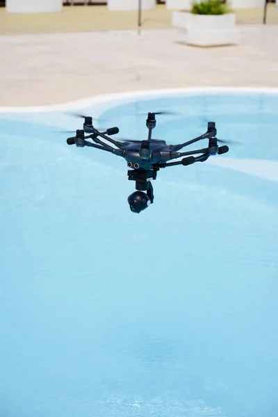 Drohne schwebt über Schwimmbad — Stockfoto