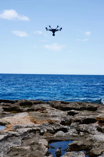 Deniz üzerine hovering dron