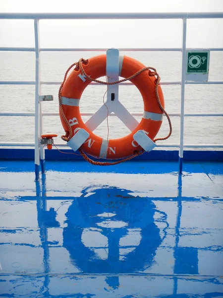 Rettungsring orange auf dem Deck der Fähre — Stockfoto