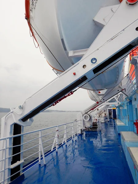Detalhes e barco salva-vidas no convés de barco de balsa — Fotografia de Stock