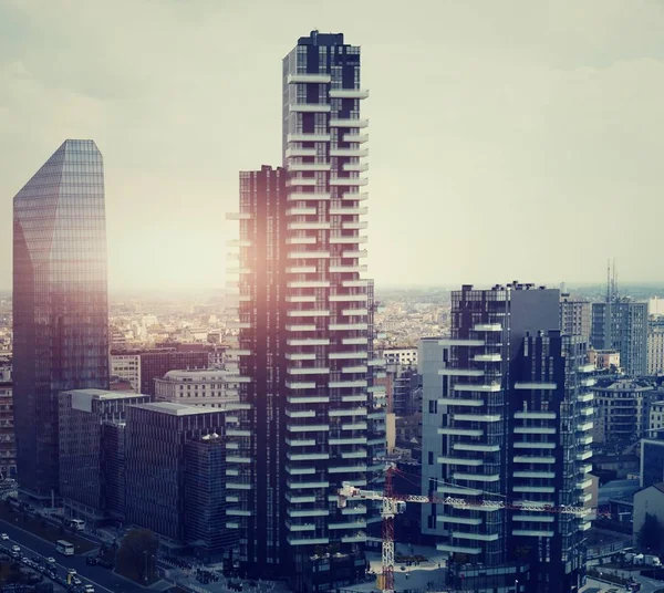 Riflessione sul nuovo quartiere moderno di Milano — Foto Stock