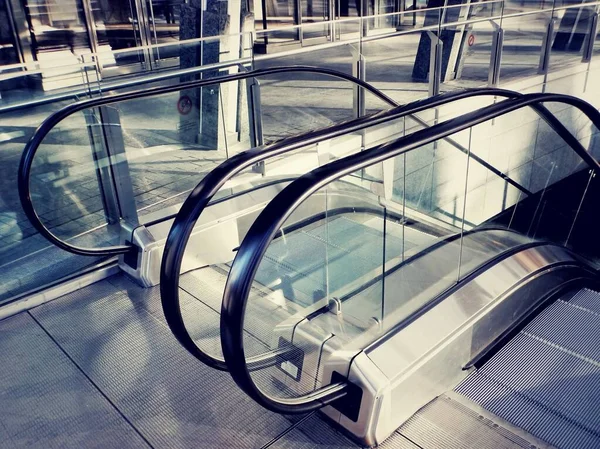 Moderna escalera mecánica en el centro comercial — Foto de Stock