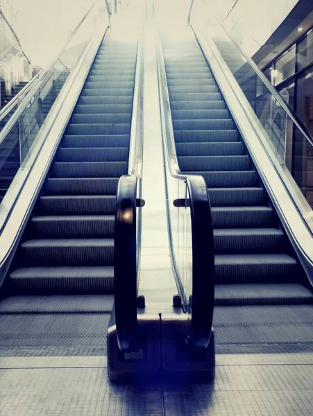 Moderna escalera mecánica en el centro comercial — Foto de Stock