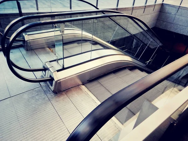 Moderna escalera mecánica en el centro comercial — Foto de Stock