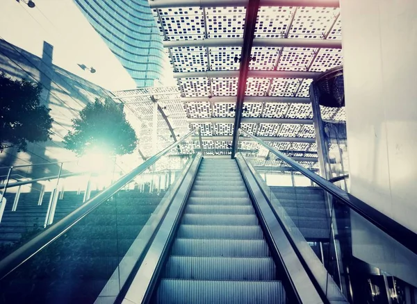 Alışveriş merkezinde modern yürüyen merdiven — Stok fotoğraf