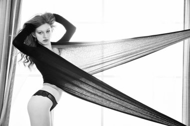 Seksi siyah elbiseli şehvetli kadın.