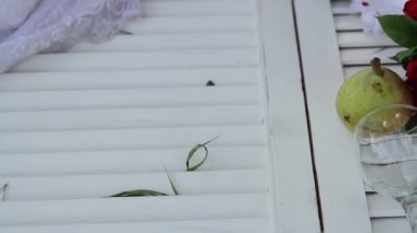 Güzel düğün buketi, bir kadeh şarap, bir şişe şarap