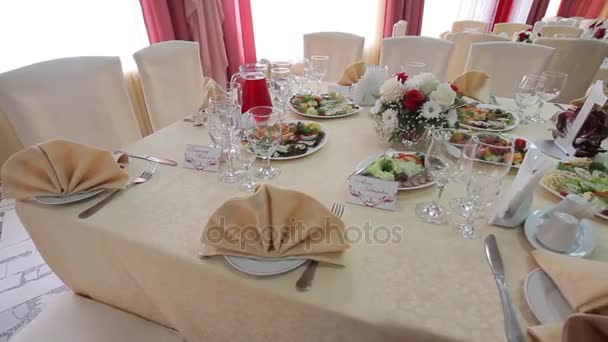 Matrimonio Tavolo molto ben decorato Stile moderno. Bellissimi fiori sulla tavola in — Video Stock