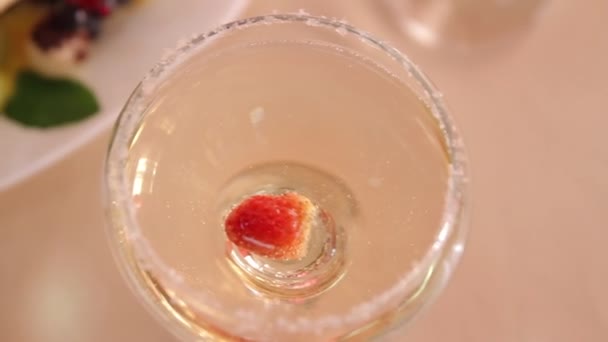 Lunettes avec un cocktail en gros plan. Dans le verre fraises . — Video