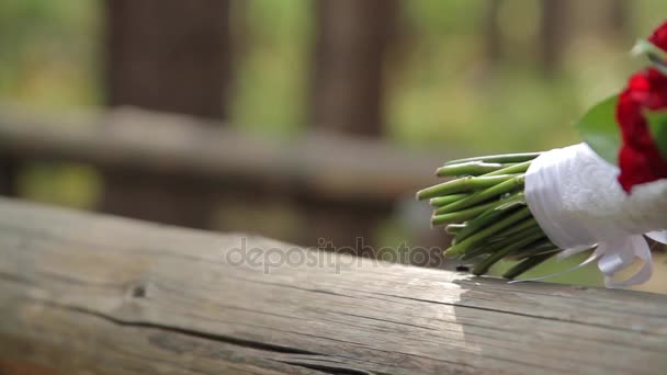 Fedi nuziali e bouquet da sposa, attributi di nozze — Video Stock