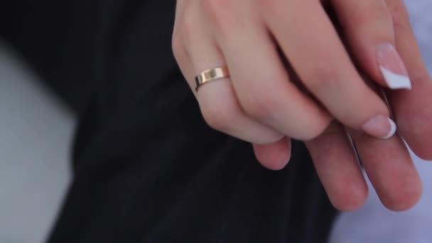 행복 한 커플 보류 손, 포옹 — 비디오