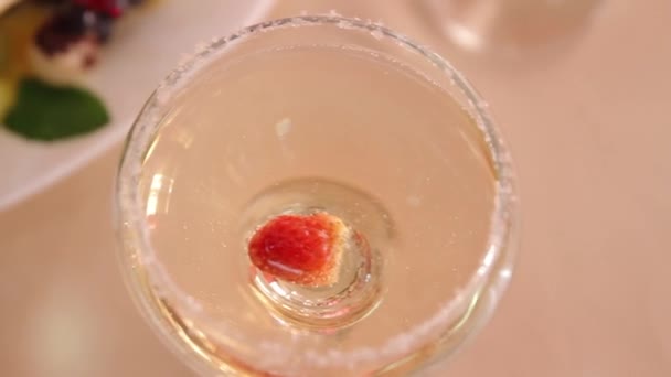 Bicchieri con un cocktail primo piano. Nelle fragole di vetro . — Video Stock