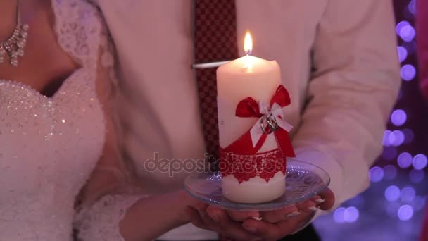 Pár se drží svatební svíce — Stock video