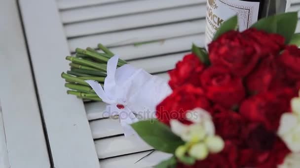 Bellissimo bouquet da sposa, un bicchiere di vino, una bottiglia di vino — Video Stock