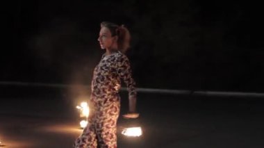 Kız yere ateş Haritayı gösterir. Havai fişekleri ile oda. Tam büyüme. Akşam saat. İyi geceler. Güzel, girdap gibi dönen ışık. Kıvılcımlar.