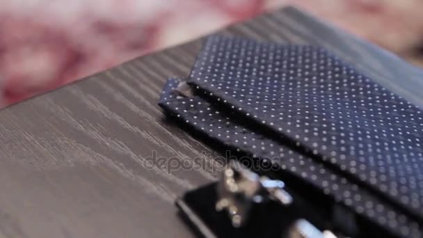 男性的属性。手表，袖扣，领带. — 图库视频影像
