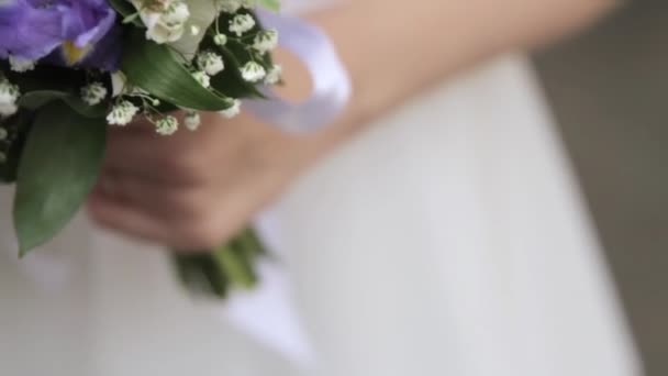 Bouquet de mariage gros plan. Mariée tenant un bouquet dans ses mains . — Video