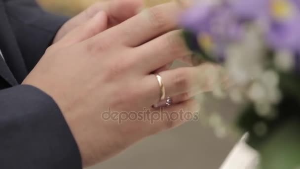 Coppia di mani. La coppia si tiene per mano. Bouquet da sposa. Primo piano . — Video Stock