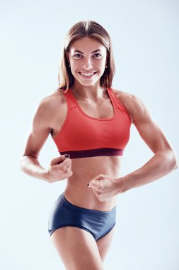 Beyaz bir arka plan üzerinde izole genç atletik bir kız cesedi