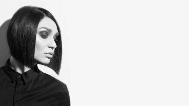 Siyah ve beyaz fotoğraf ile sağlıklı parlak saçlar