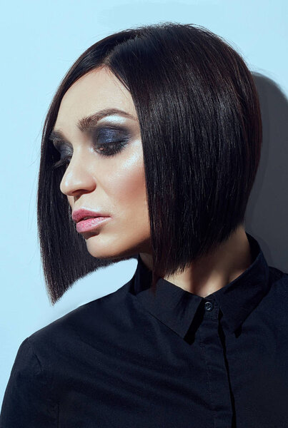 Красота моды игривая девушка Стильная стрижка и макияж рекламное пространство
