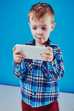 Çocuk bir tablet PC'yi kullanma
