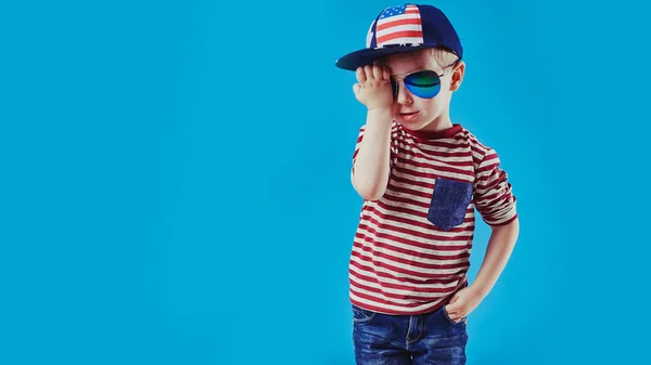 Lindo niño en ropa elegante y gafas de sol. Moda para niños . — Foto de Stock