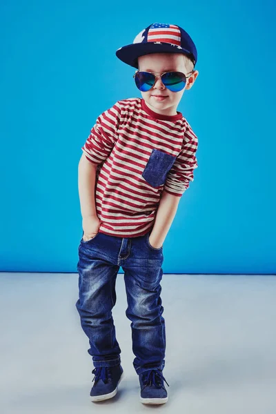 Söt liten pojke i eleganta kläder och solglasögon. Barnkläder. — Stockfoto