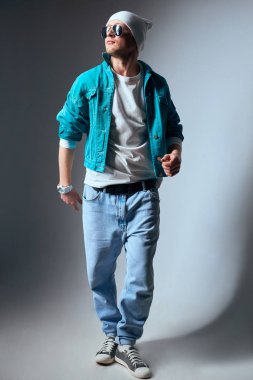 Man modeli denim giysiler ve güneş gözlüğü