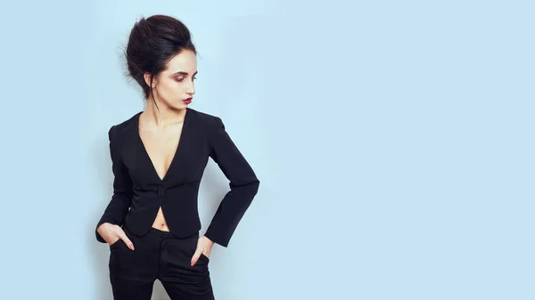 Sexy slanke brunette vrouw poseren in studio dragen van modieuze jas — Stockfoto