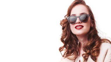 Paltolu güzel kız çiçek Lale ile hafif bir arka plan üzerinde eller