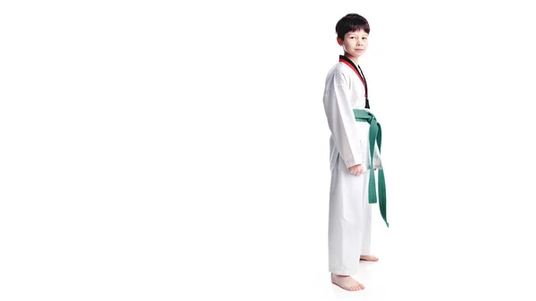 Молодой дошкольник в кимоно, изолированный на белом фоне — стоковое фото