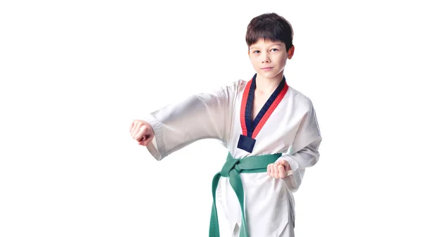 Mladý, předškolní chlapce v kimonu, izolované na bílém pozadí — Stock fotografie