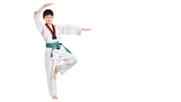 Mladý, předškolní chlapce v kimonu, izolované na bílém pozadí — Stock fotografie