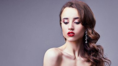 Uzun dalgalı saçlı güzel kız.