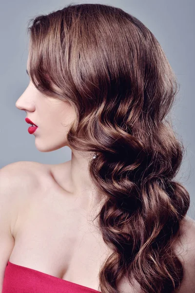 Menina bonita com cabelo ondulado longo — Fotografia de Stock