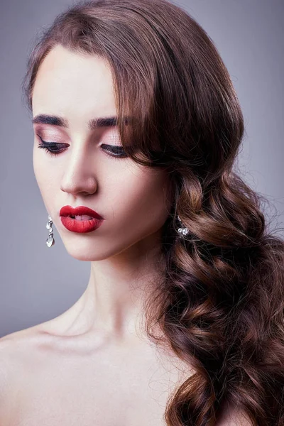 Schöne Mädchen mit langen welligen Haaren — Stockfoto