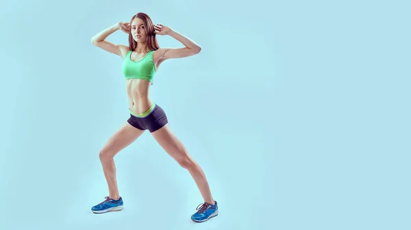Ein Mädchen mit einem sportlichen Körper, attraktive Fitness-Frau, trainierte weibliche Körper, Lifestyle-Porträt, kaukasisches Modell — Stockfoto