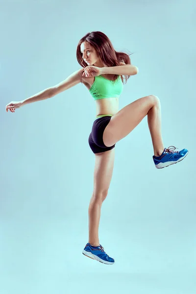 Une fille avec un corps de sport, femme de fitness attrayante, corps féminin formé, portrait de style de vie, modèle caucasien — Photo
