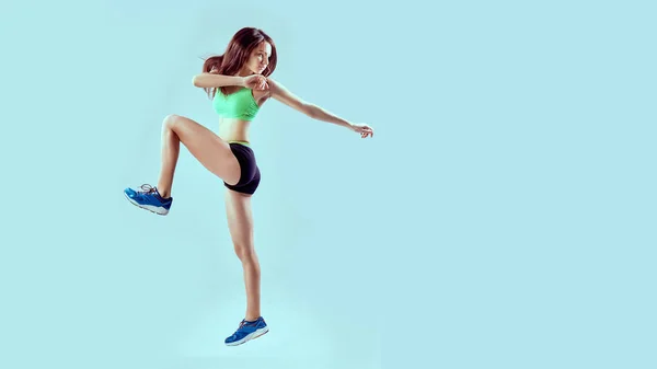 Deportes ejercicios estilo de vida, mujer en ropa deportiva en el gimnasio — Foto de Stock