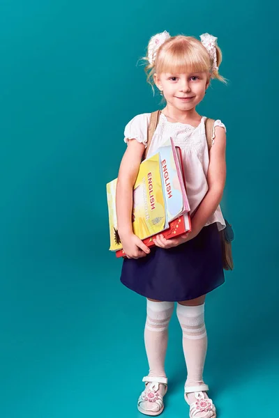 Enfant avec un livre — Photo