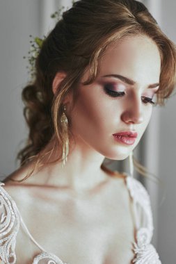 Çiçekli, çekici bir gelin.