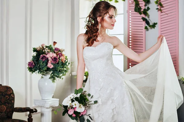 Giovane sposa attraente con fiori — Foto Stock